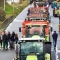 Френски фермери спират тракторите си на път D338 в Льо Ман, северозападна Франция, на 26 януари 2024 г. като част от национален ден на протести, свикан от няколко фермерски съюза срещу заплащането, данъците и свръхрегулирането. Табелата на един от тракторите гласи „животновъд в опасност“. (GUILLAUME SOUVANT/AFP) промишлени купувачи, както и на сложните екологични разпоредби. (ГИЙОМ СУВАН/АФП)