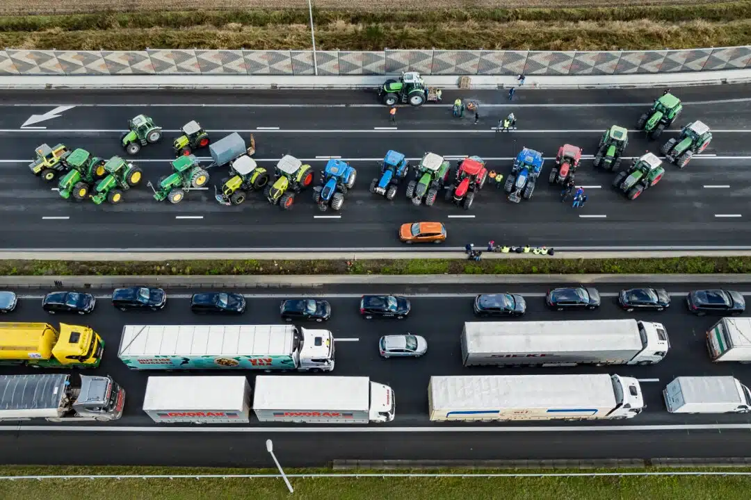 Камиони и трактори блокират магистрала по време на протест на фермери в  Белгия (Kurt Desplenter/AFP via Getty Images)