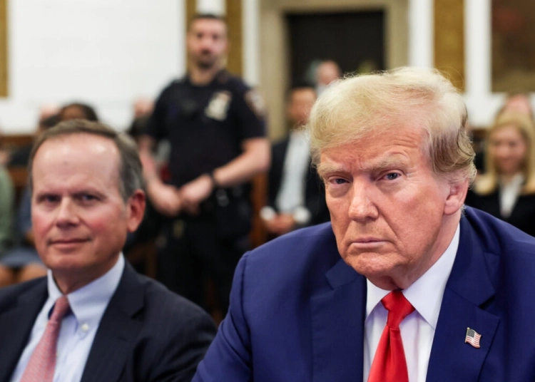 Доналд Тръмп и неговият адвокат Кристофър Кайз по време на заключителните аргументи в процеса за гражданска измама срещу Trump Organization във Върховния съд на щата Ню Йорк в Ню Йорк на 11 януари 2024 г. (Шанън Стейпълтън-Пул/Getty Images)