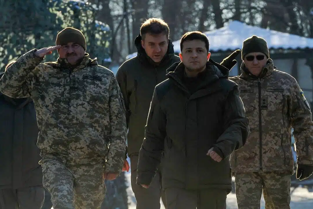 Украинският президент Володимир Зеленски се среща с военнослужещи по време на посещение в Донецка област на 6 декември 2019 г. (EVGENIYA MAKSYMOVA/AFP via Getty Images)