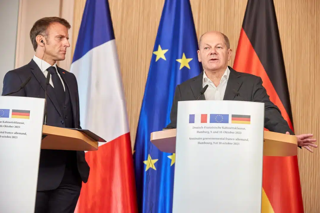 Френският президент Еманюел Макрон (вляво) и германският канцлер Олаф Шолц говорят пред медиите по време на пресконференция на втория ден от двудневната германско-френска правителствена среща в Хамбург, Германия, 10 октомври 2023 г. (Georg Wendt/Getty Images)