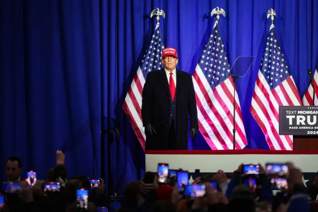 Бившият президент и кандидат за президент през 2024 г. Доналд Тръмп прави пауза, докато говори по време на митинг "Get Out the Vote" в Waterford Township, Мичиган, на 17 февруари 2024 г. (Aлекс Вроблевски/AFP чрез Getty Images)