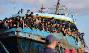 Мигранти гледат от рибарска лодка, акостирала на пристанището в Палайохора в югоизточната част на остров Крит, Гърция, 22 ноември 2022 г. (InTime News via AP)