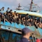 Мигранти гледат от рибарска лодка, акостирала на пристанището в Палайохора в югоизточната част на остров Крит, Гърция, 22 ноември 2022 г. (InTime News via AP)