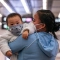 Майка с бебе със защитни маски на високоскоростната железопътна гара в Хонконг, 29 януари 2020 г. (Anthony Kwan/Getty Images)