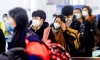 Пътници се редят на опашка, за да преминат през митницата, след като са пристигнали на международното летище Ханджоу Сяошан в източната китайска провинция Джъдзян, 8 януари 2023 г. (STR/AFP via Getty Images)