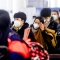 Пътници се редят на опашка, за да преминат през митницата, след като са пристигнали на международното летище Ханджоу Сяошан в източната китайска провинция Джъдзян, 8 януари 2023 г. (STR/AFP via Getty Images)