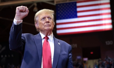 Републиканският кандидат за президент и 45-и президент на САЩ Доналд Тръмп жестикулира към своите поддръжници по време на речта си на митинга "Get Out The Vote" в университета Winthrop в Рок Хил, Южна Каролина, на 23 февруари 2024 г. (Уин Макнами/Getty Images)