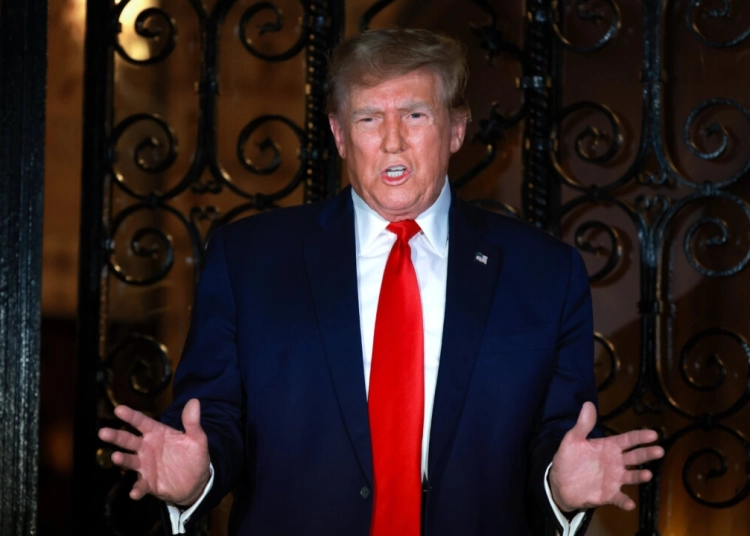 Тръмп може да тегли заеми, за да плати гаранцията от 450 милиона долара 1 Доналд Тръмп говори пред пресата в Мар-а-Лаго в Уест Палм Бийч, Флорида, на 16 февруари 2024 г. (Джо Ридъл/Getty Images)