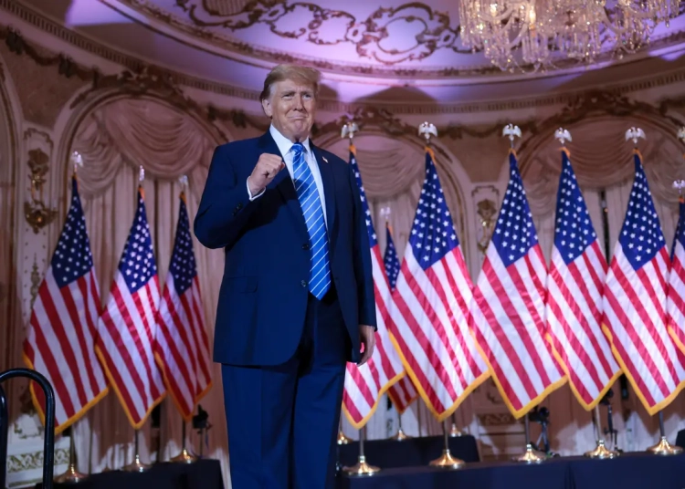 Доналд Тръмп доминира в изборния супервторник, на път да извоюва републиканската номинация 1 Кандидатът за президент на републиканците и бивш президент Доналд Тръмп пристига за вечерното парти в Maр-а-Лаго на 5 март 2024 г. в Уест Палм Бийч, Флорида. (Снимка Уин Макнамио/Getty Images)