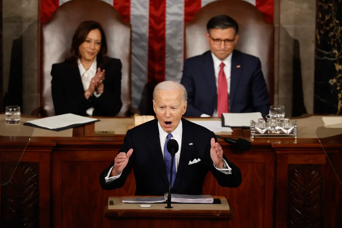 Президентът Джо Байдън изнася реч "За състоянието на Съюза" по време на съвместно заседание на Конгреса в залата на Камарата на представителите в Капитолия на САЩ на 7 март 2024 г. във Вашингтон. (Чип Сомодевила/Getty Images)
