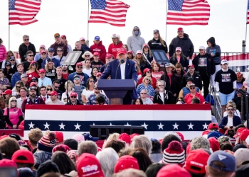 Републиканският кандидат за президент Доналд Тръмп говори на предизборен митинг във Вандалия, Охайо, на 16 март 2024 г. (Джеф Дийн/AP Photo)