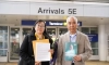 И Лиу (ляво) and Андру Ту, президент и вицепрезидент на Фалун Дафа Асоциацията за средна Америка, пред Терминал 5 на международното летище О’Hare в Чикаго на 26 март 2024 г. (Кара Дин/The Epoch Times)