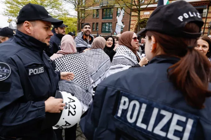 Пропалестински протестиращи в Хамбург, 27 април 2024 г. (Morris MacMatzen/Getty Images)