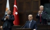 Президентът на Турция и лидер на Партията на справедливостта и развитието, Реджеп Тайип Ердоган (в средата), изнася реч по време на срещата на своята партия във Великото национално събрание на Турция в Анкара на 25 октомври 2023 г. (Aдем Алтан/AFP чрез Getty Images)