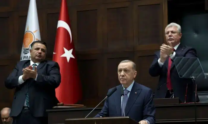 Президентът на Турция и лидер на Партията на справедливостта и развитието, Реджеп Тайип Ердоган (в средата), изнася реч по време на срещата на своята партия във Великото национално събрание на Турция в Анкара на 25 октомври 2023 г. (Aдем Алтан/AFP чрез Getty Images)