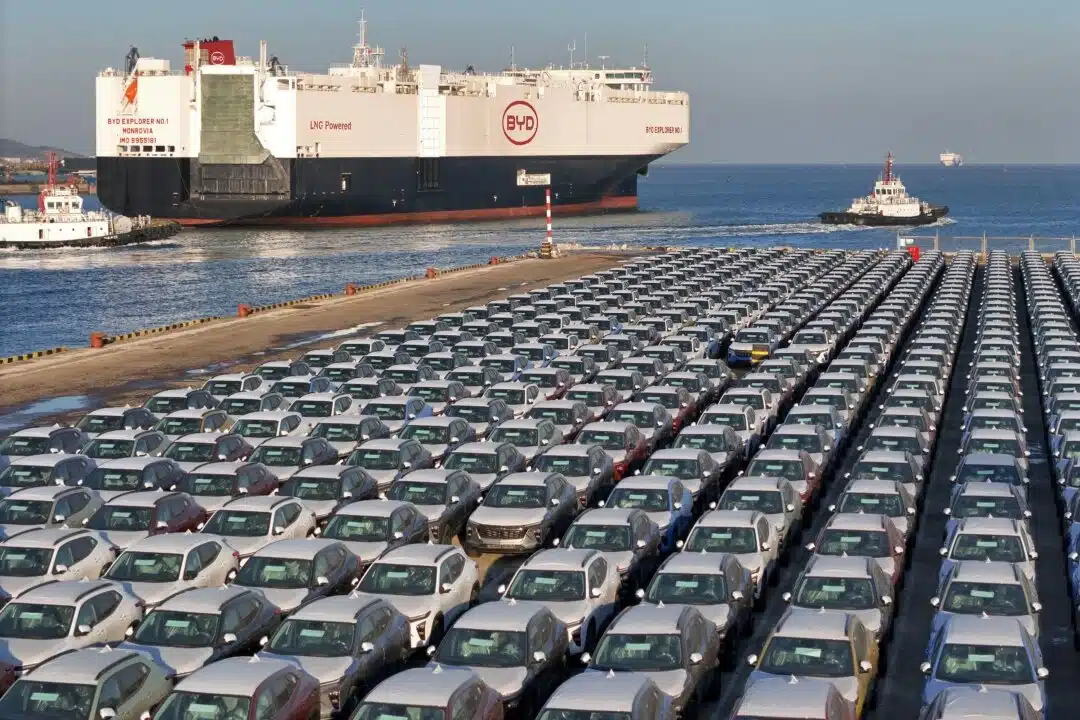Електрически автомобили за износ, които чакат да бъдат натоварени на BYD Explorer NO.1, кораб местно производство за износ на китайски автомобили, в пристанище Янтай, в източната китайска провинция Шандун, 10 януари 2024 г. (STR/AFP via Getty Images)