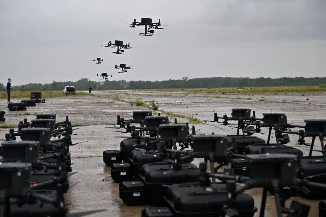 Разузнавателни дронове DJI Matrice 300, закупени в рамките на програмата „Армията на дроновете“, се виждат по време на тестови полети в Киевска област, 2 август 2022 г. (Sergei Supinsky/AFP via Getty Images)