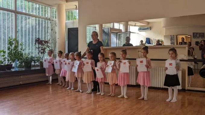 Българското читалище - където духовността се запазва чрез продължаване на традицията (част 1) 1 Славея Николова със свои възпитаници от балетната школа при НЧ "Димчо Дебелянов", София. (Снимка: архив на читалището)