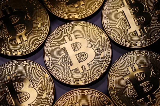 Bitcoin монети (Dan Kitwood/Getty Images)