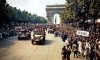 Тълпи от хора се редят по Шан-з-Елизе, докато танковете и колите на Освободителните френски сили преминават през Триумфалната арка след освобождението на Париж на 26 август 1944 г. (Public Domain)