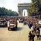 Тълпи от хора се редят по Шан-з-Елизе, докато танковете и колите на Освободителните френски сили преминават през Триумфалната арка след освобождението на Париж на 26 август 1944 г. (Public Domain)