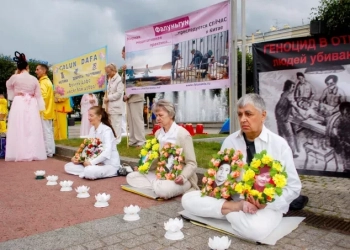 Практикуващи Фалун Гонг се събират на площад в Санкт Петербург в памет на практикуващите, които са били преследвани до смърт в Китай (Irina Oshirova/Epoch Times)