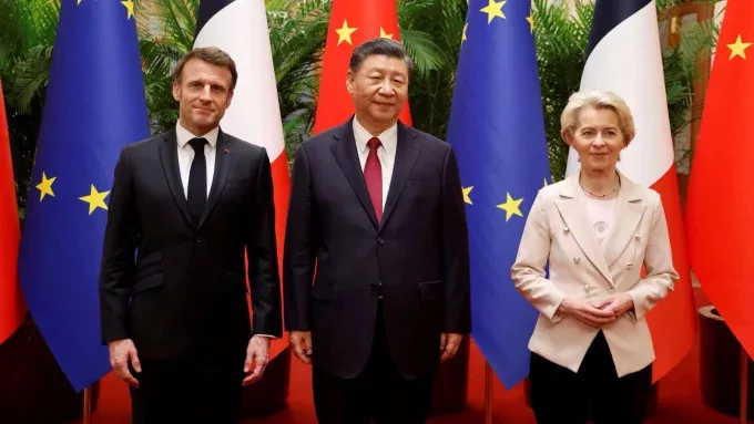 Франция Еманюел Макрон (вляво), Си Дзинпин и Урсула фон дер Лайен по време на посещението на Си Дзинпин в Европа