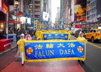 Практикуващи Фалун Гонг участват в парад за Световния ден на Фалун Дафа и призовават за прекратяване на преследването в Китай, Ню Йорк, 10 май 2024 г. (Samira Bouaou/The Epoch Times)
