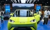 Хора разглеждат автомобил Seagull на китайския производител на електрически автомобили BYD Auto на Международното автомобилно изложение в Банкок, 27 март 2024 г. (Lillian Suwanrumpha/AFP via Getty Images)