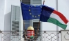 Флаговете на ЕС и Унгария се развяват пред унгарския герб в президентския дворец в Будапеща, Унгария, 30 март 2012 г. (Attila Kisbenedek/AFP via Getty Images)