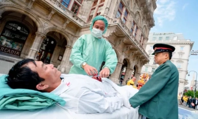 Близо 300 поддръжници на духовната практика Фалун Дафа маршируват през центъра на Виена, Австрия, за да протестират срещу вноса на насилствено отнети човешки органи от Китай в Австрия на 1 октомври 2018 г. (Джо Кламар/AFP чрез Getty Images)