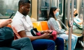 Пътници използват мобилните си телефони в метрото в Ню Йорк. (Tada Images/Shutterstoc)