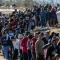 Над 1000 нелегални имигранти чакат на американския граничен патрул, преминали Рио Гранде от Мексико в Игъл Пас, Тексас, 18 декември 2023 г. (Джон Мур/Getty Images)