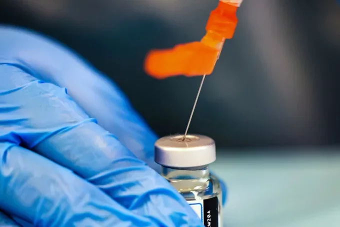 Здравен работник приготвя ваксина COVID-19 (Майкъл М. Сантяго/Getty Images)