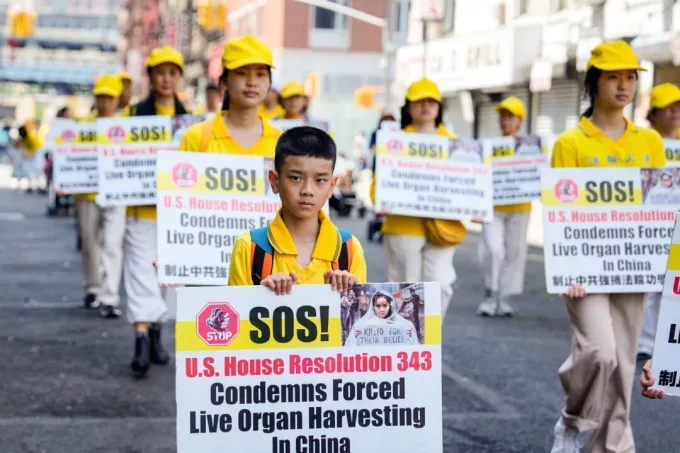 Практикуващи Фалун Гонг участват в парад по случай 24-ата годишнина от преследването на духовната дисциплина в Китай в Китайския квартал на Ню Йорк на 15 юли 2023 г. (Самира Баоуау/The Epoch Times)
