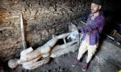Археолог стои до мраморната статуя, открита на мястото на останките от древния град Хераклея Синтика