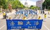 Практикуващи Фалун Гонг маршируват по време на парад, призоваващ за край на продължаващото преследване от страна на Китайската комунистическа партия, навлизащо в своята 26-та година, в Националния мол във Вашингтон на 11 юли 2024 г. (Лари Дай/The Epoch Times)