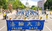 Практикуващи Фалун Гонг маршируват по време на парад, призоваващ за край на продължаващото преследване от страна на Китайската комунистическа партия, навлизащо в своята 26-та година, в Националния мол във Вашингтон на 11 юли 2024 г. (Лари Дай/The Epoch Times)