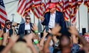 Републиканският кандидат за президент и бивш президент Доналд Тръмп пристига за предизборен митинг в Бътлър, Пенсилвания, на 13 юли 2024 г. (Джеф Свенсен/Getty Images)