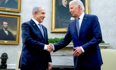 Нетаняху се срещна с Байдън и с Харис; войната в Газа продължава 1 Президентът Джо Байдън (дясно) се среща с израелския премиер Бенямин Нетаняху в Овалния кабинет на 25 юли 2024 г. (Елизабет Франц/Ройтерс)