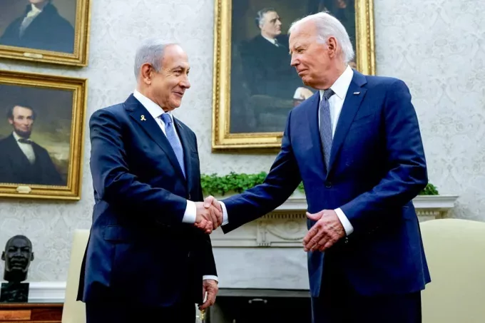 Президентът Джо Байдън (дясно) се среща с израелския премиер Бенямин Нетаняху в Овалния кабинет на 25 юли 2024 г. (Елизабет Франц/Ройтерс)