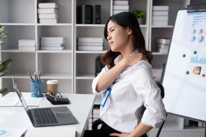 Продължителното седене и лошата стойка често водят до болки в раменете и врата, което се отразява на ежедневието и работната ефективност. (Снимка: Екип на Епок Таймс)