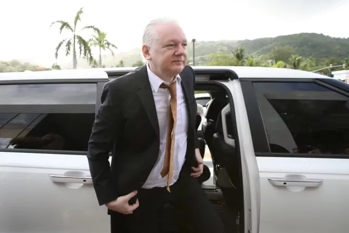 Джулиан Асанж - основателят на „Уикилийкс” 1 Джулиан Асанж – основателят на „Уикилийкс”