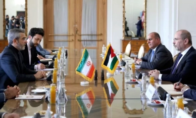 Външният министър на Йордания настоява за деескалация на регионалното напрежение 1 Действащият външен министър на Иран Али Багери (вляво) се среща с йорданския си колега Айман Сафади (вдясно) в Техеран, Иран, на 4 август 2024 г. (AFP чрез Getty Images)