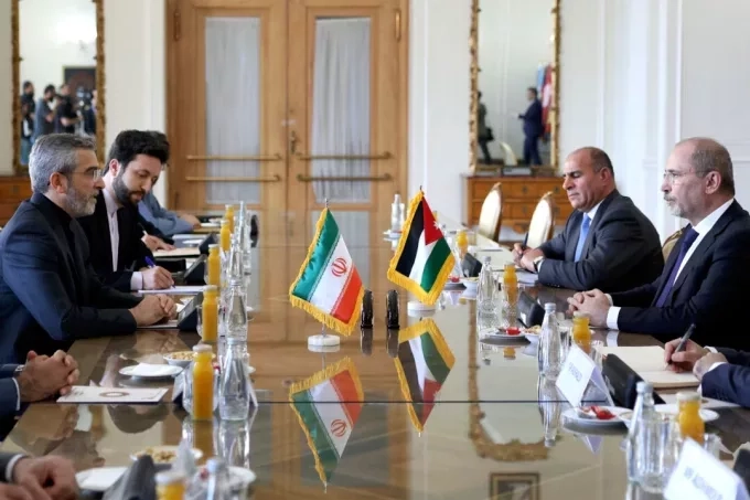 Външният министър на Йордания настоява за деескалация на регионалното напрежение 1 Действащият външен министър на Иран Али Багери (вляво) се среща с йорданския си колега Айман Сафади (вдясно) в Техеран, Иран, на 4 август 2024 г. (AFP чрез Getty Images)