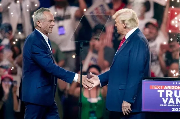 Робърт Ф. Кенеди-младши промени картината на предизборната надпревара 1 Независимият кандидат за президент Робърт Ф. Кенеди-младши (вляво) се ръкува с републиканския кандидат за президент, 45-я президент Доналд Тръмп на предизборен митинг в Глендейл, Аризона, на 23 август 2024 г. (Рос Д. Франклин/AP Photo)