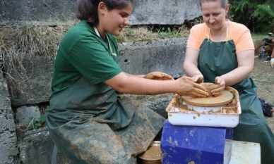 Мира Цветкова и Мира Вълева предават магията на грънчарството в Троян