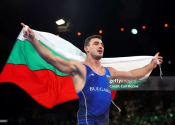 Семен Новиков празнува с българския трибагреник (Photo by Carl Recine/Getty Images)