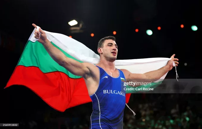 Семен Новиков празнува с българския трибагреник (Photo by Carl Recine/Getty Images)